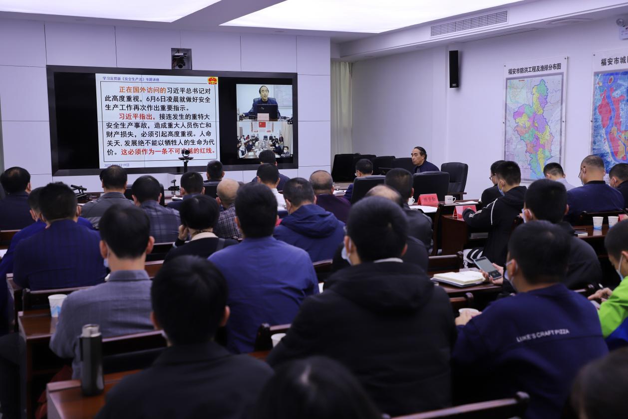 市政府党组召开理论学习中心组学习扩大会议