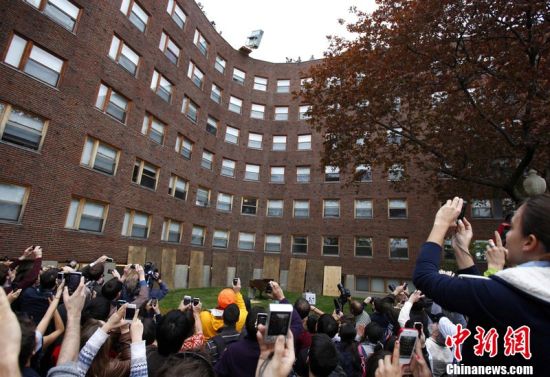 当地时间2012年4月26日，美国Cambridge，麻省理工大学贝克大楼，一架钢琴从楼顶掉落，这是传统扔钢琴活动，起源于1972年。图片来源：东方IC 版权作品 请勿转载