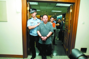 闫永喜走出法庭时对着摄影记者说:“拍什么拍？”程宁 摄