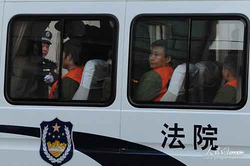 犯罪嫌疑人到达法院。人民网记者雷阳摄。