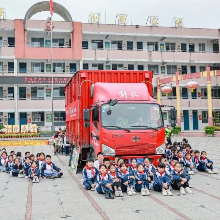 零距离体验货车盲区，这堂课很硬核！