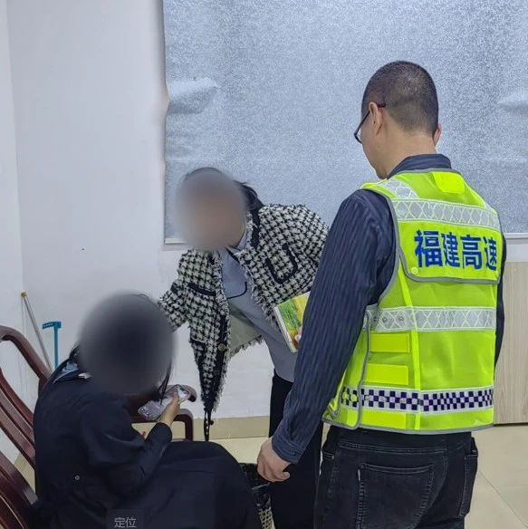 患病少女硬闯福安收费站，民警暖心劝阻化险情