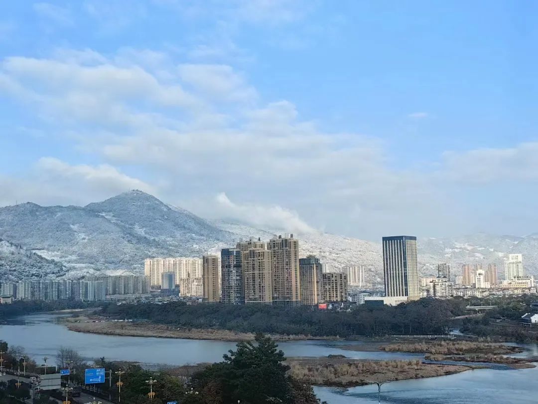 今天早上的福安市区银装素裹分外妖娆