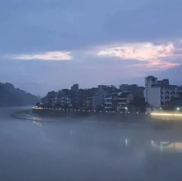 月上白石，雾起溪畔：一场光影与云雾的私语