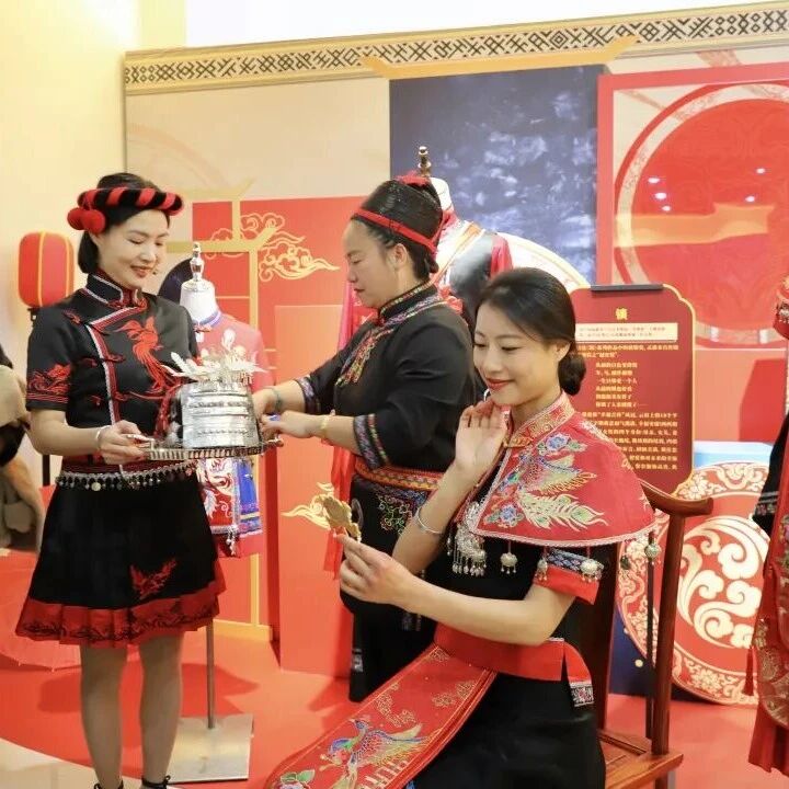 今天许多人到福安这里，穿畲裳戴银饰，亲手体验制作乌米饭……