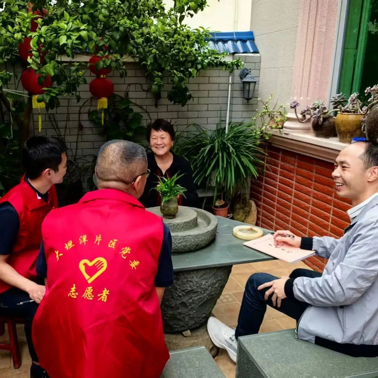 大坦洋片区党委入户开展人居环境整治评比
