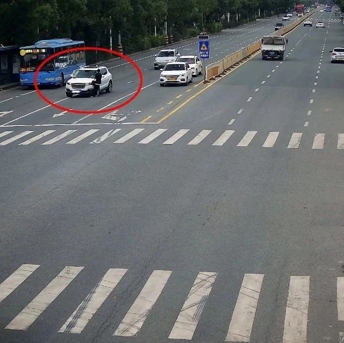 福安一男子“飞奔式”横穿马路，被撞还要担责！