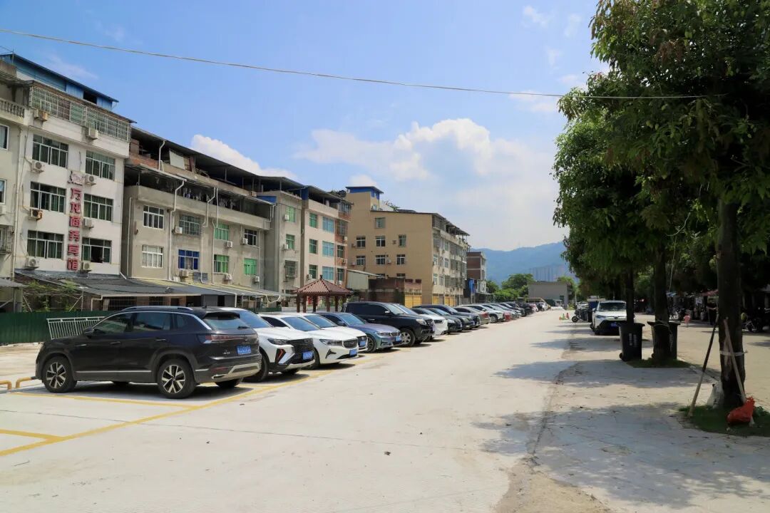 小区门口新整治设立的停车位