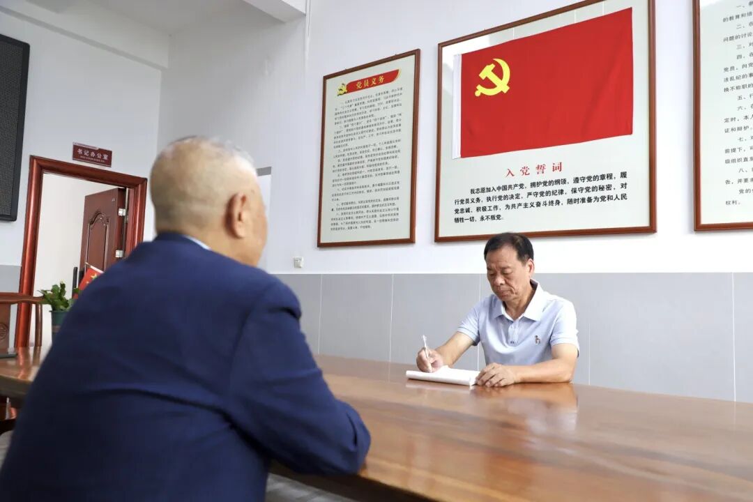 林兴金（右一）在倾听业主意见