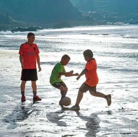 央媒看福建丨新华每日电讯聚焦：福建霞浦校园竞逐绿茵梦