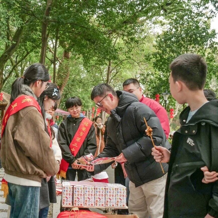 十一年义卖捐助情暖学子