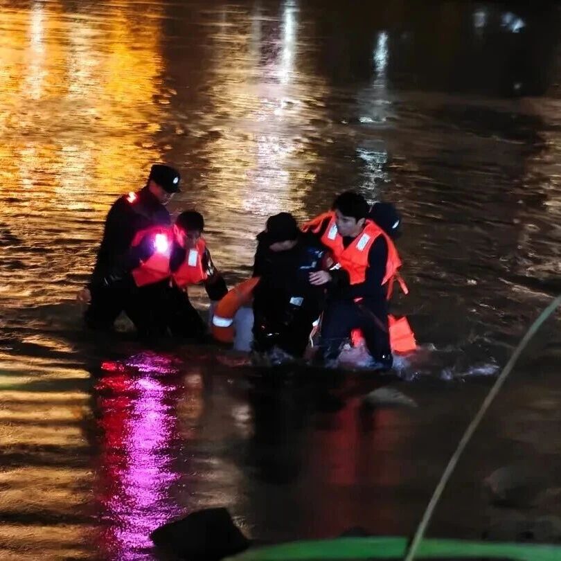 福安巡特警紧急营救轻生男子