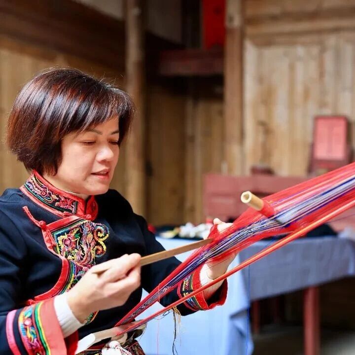 一针一线绣传承 一袭畲服入画来