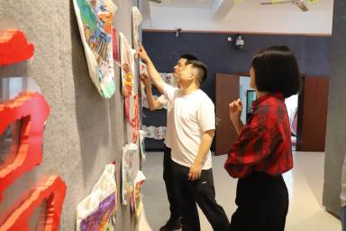 市民参观国家安全“福”袋作品展