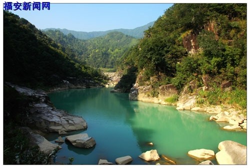 峡谷碧潭