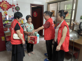 富春社区开展“党群连心·情暖银龄”上门探访服务活动